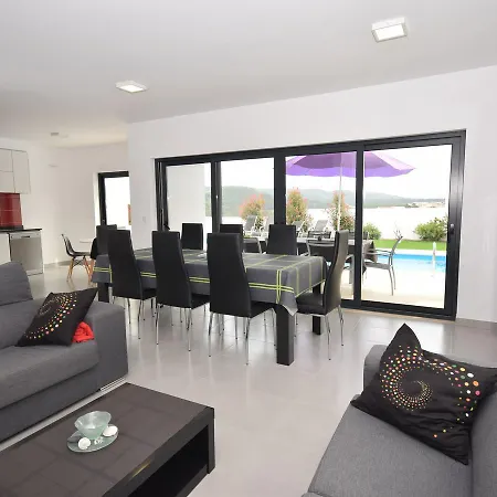Σπίτι διακοπών Modern With Private Swimming Pool *